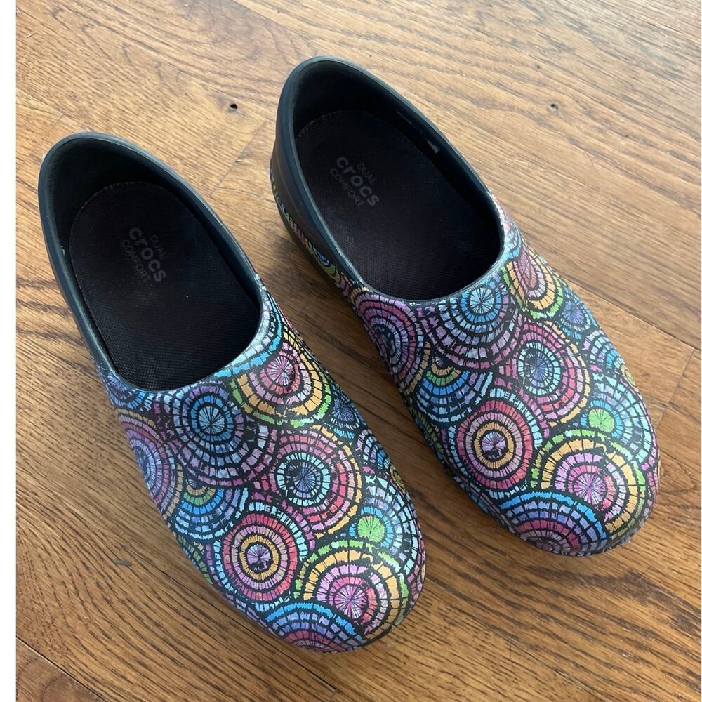 Crocs Neria Womens Slip On Clogs Colorful Circles Dual Comfort Work Shoes Size 6
